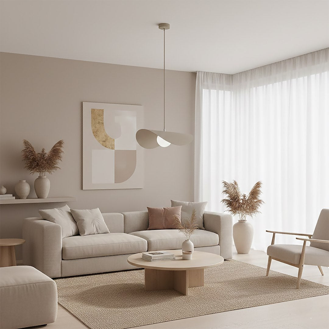 Suspension installée au-dessus d'un salon beige avec canapé, coussins clairs et plantes séchées