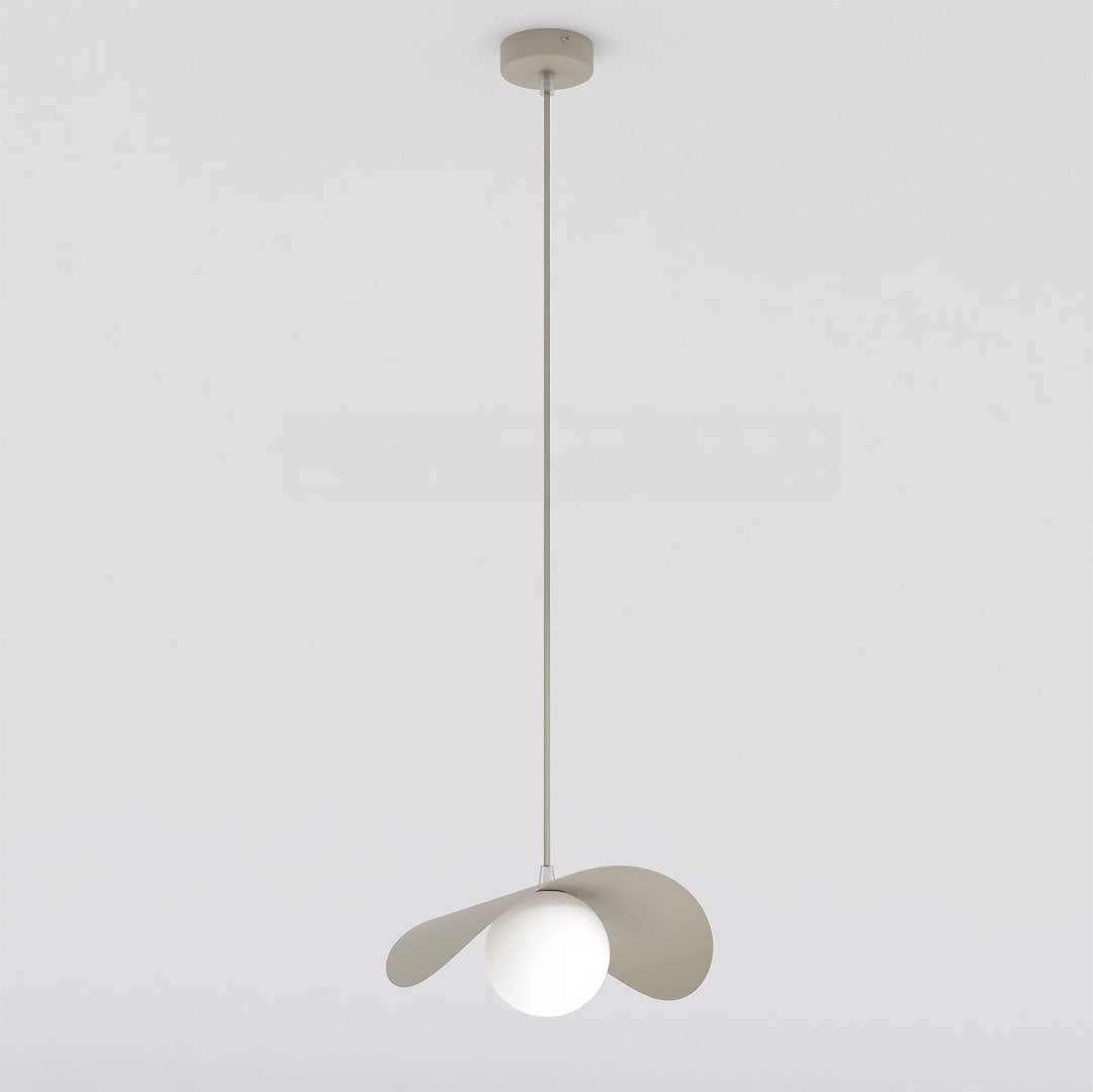 Suspension beige suspendue, abat-jour métallique et diffuseur sphérique en verre opalin, autre angle.