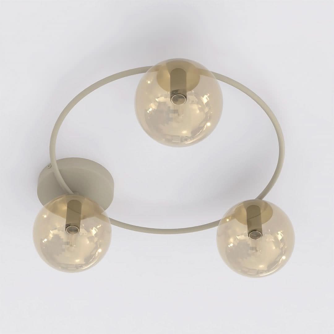 Vue de dessus du plafonnier beige à trois globes en verre ambré, anneau circulaire.