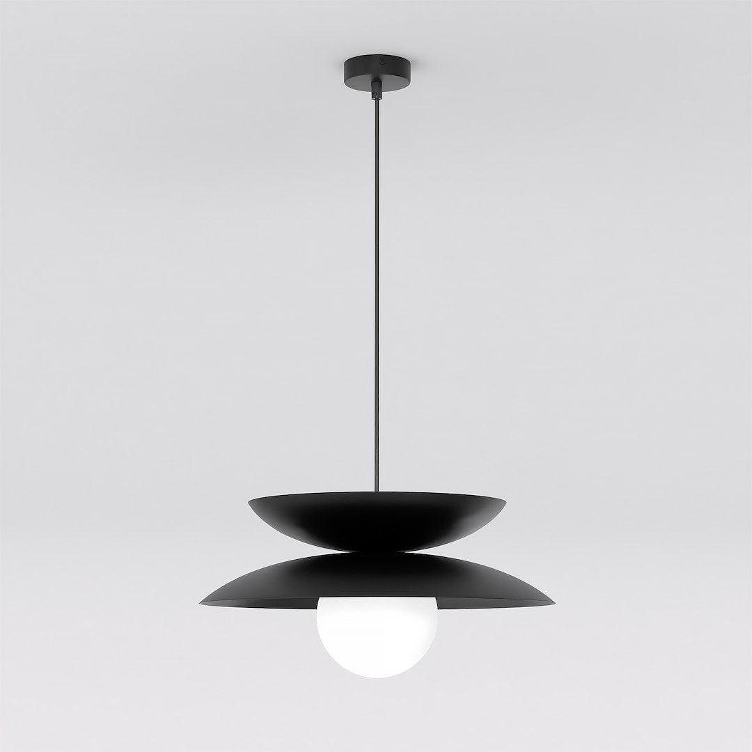 Vue de face du luminaire suspendu, doubles disques noirs et globe de verre blanc
