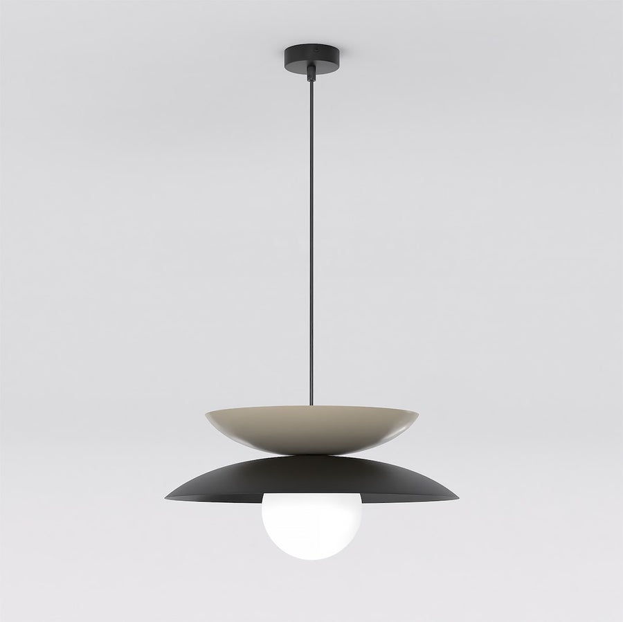 Vue de face sur fond clair, suspension beige et noire avec globe blanc