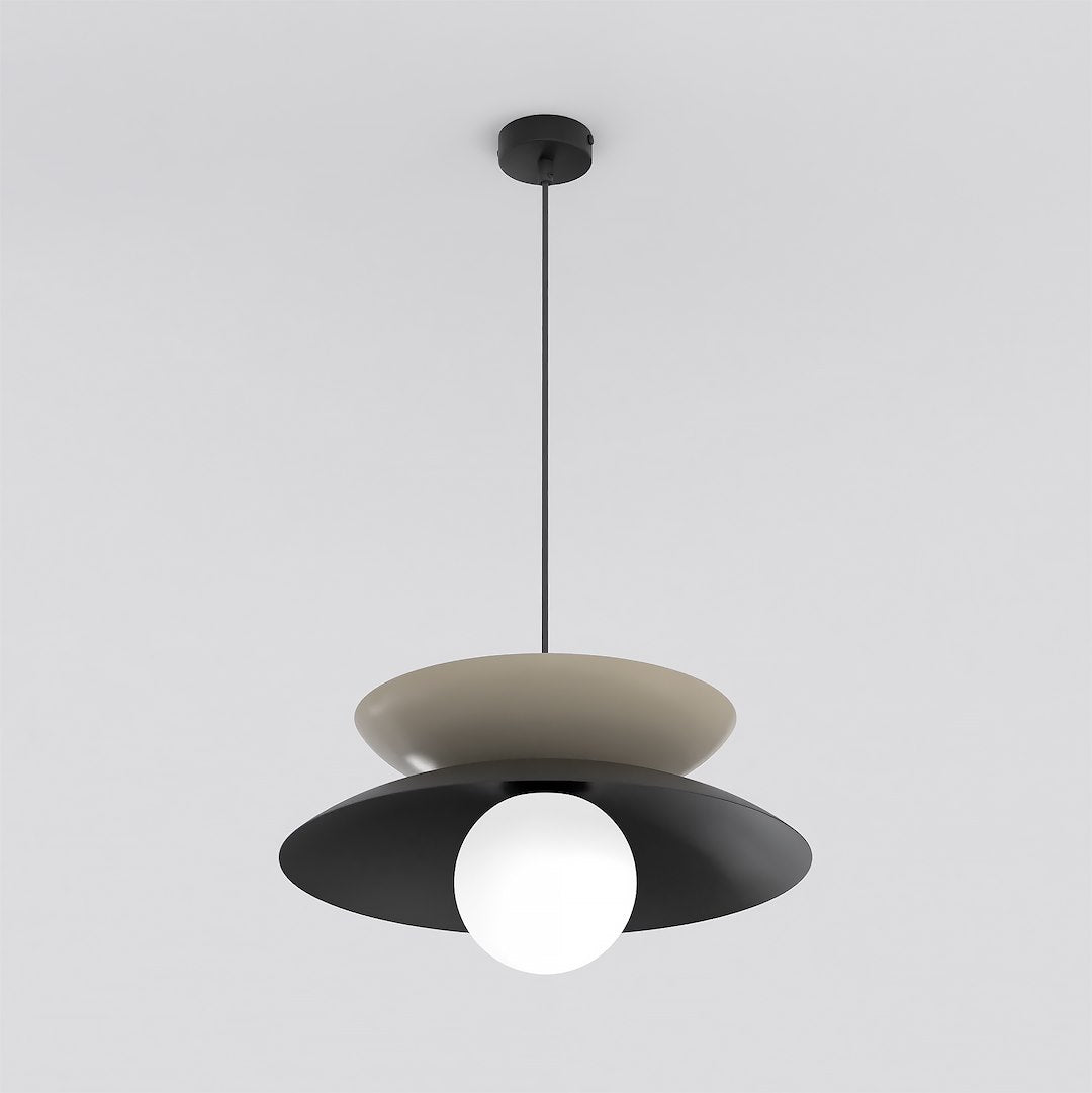 Détail rapproché du luminaire allumé, montrant les deux coupelles et la sphère