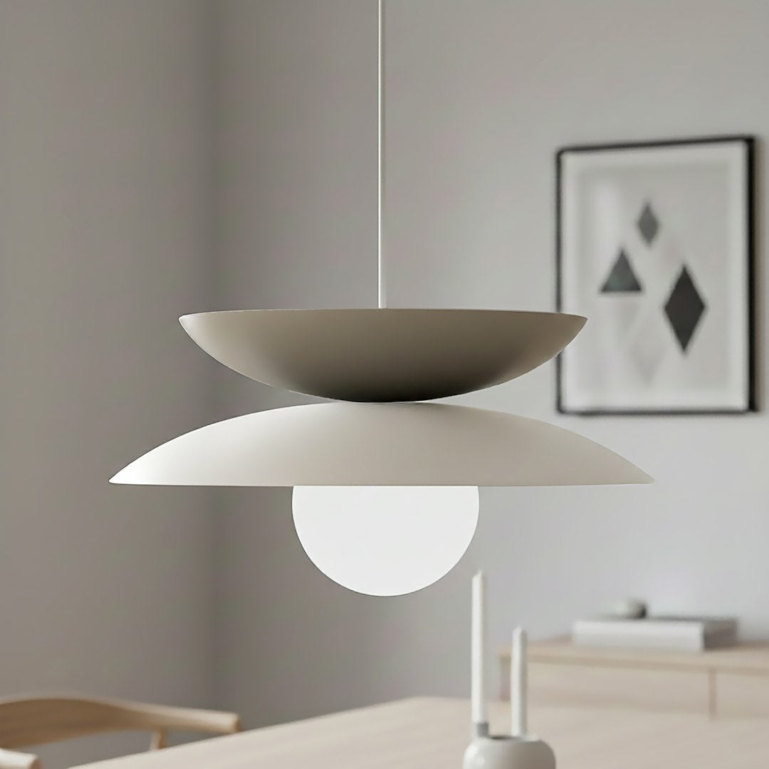 Plan rapproché de la suspension devant un cadre noir et des bougies