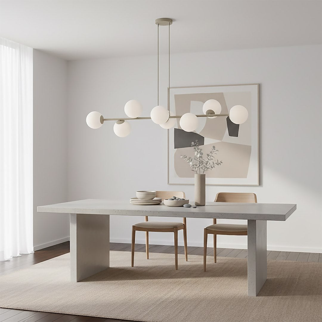 Luminaire suspendu au-dessus d'une table en béton dans une salle à manger moderne