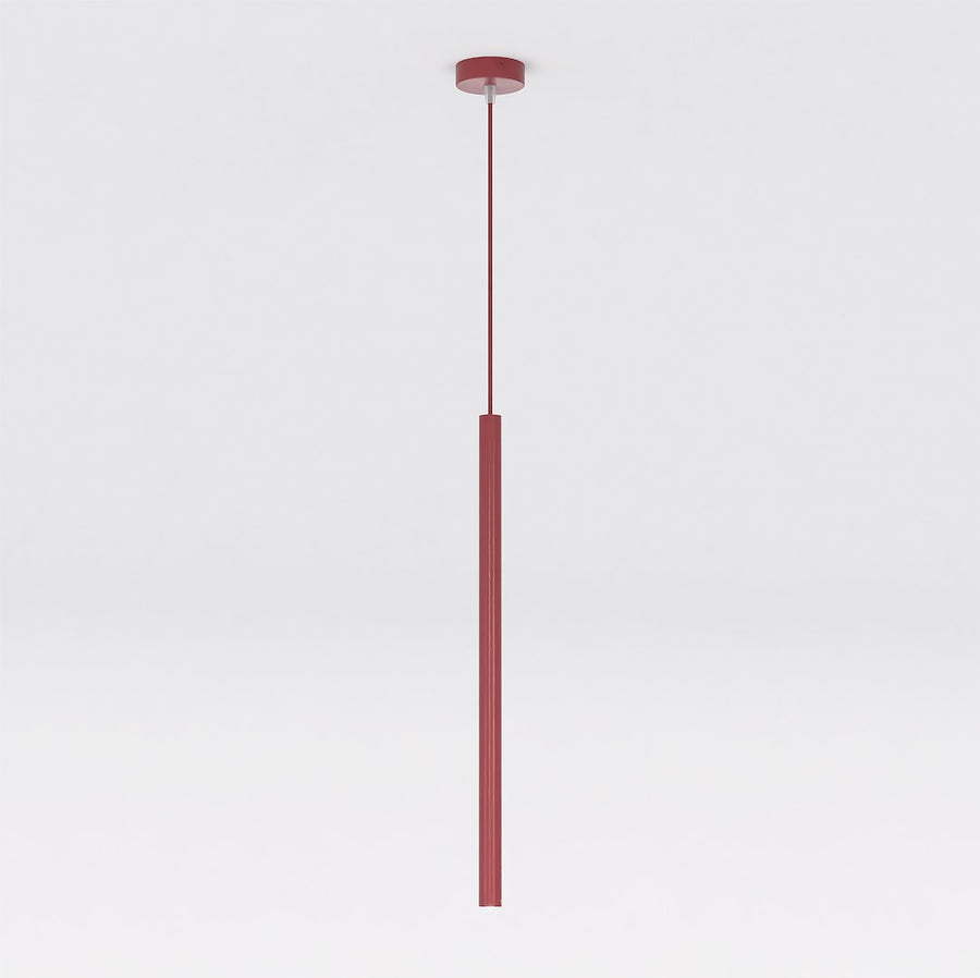 Suspension rouge bordeaux de face, long tube vertical et câble fin sur fond blanc.
