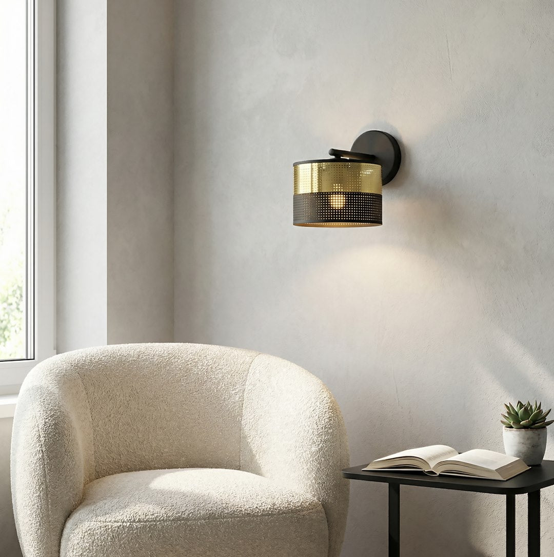 Mise en ambiance salon, applique allumée au-dessus d'un fauteuil blanc bouclé