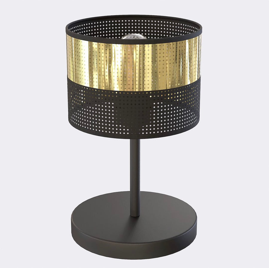 Lampe à poser vue de face sur fond blanc, abat-jour cylindrique noir perforé et doublure dorée