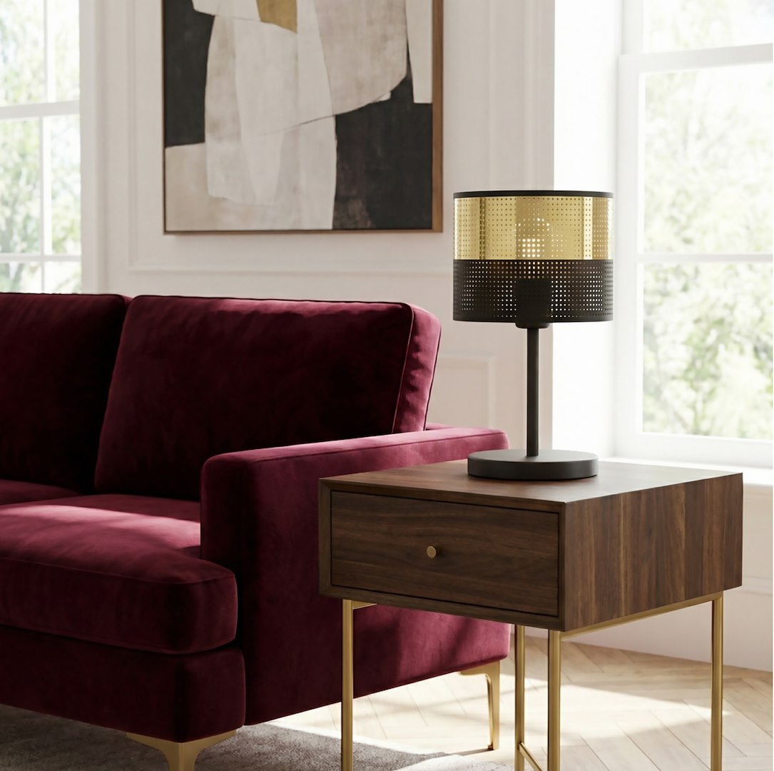 Lampe posée sur une table de chevet en noyer devant un canapé bordeaux