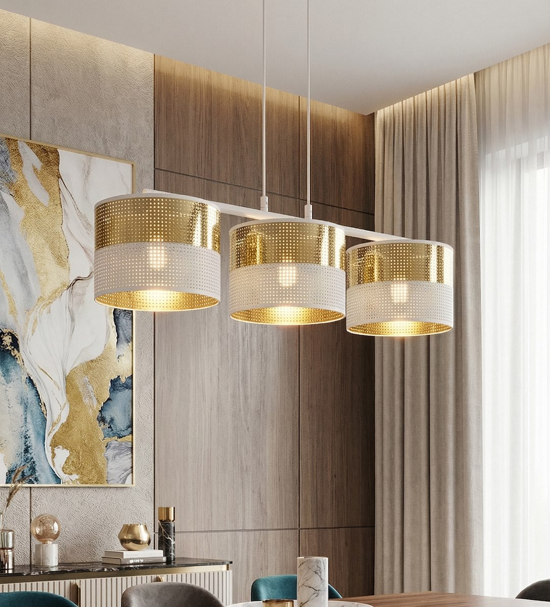 Gros plan sur la suspension dorée devant un mur en bois et un buffet en marbre