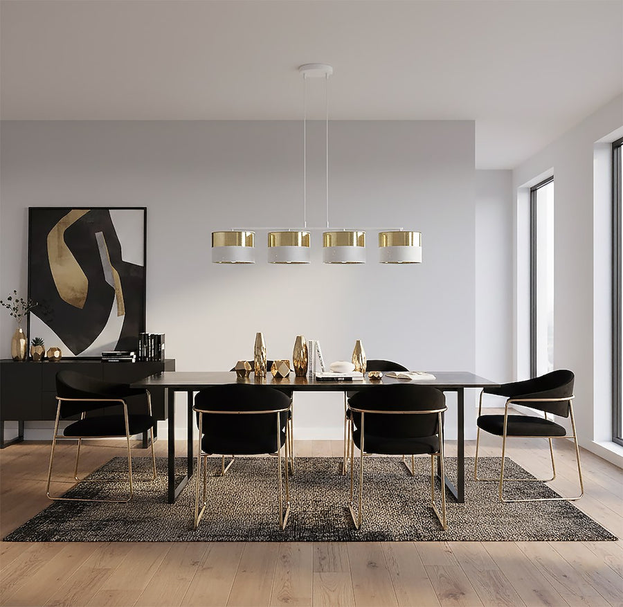Salle à manger moderne, luminaire suspendu au-dessus d'une table noire et chaises dorées