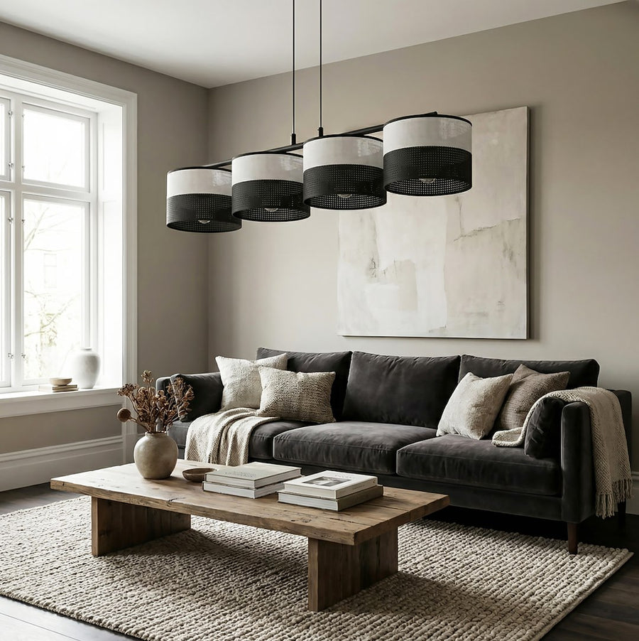 Suspension allumée au-dessus d'un canapé dans un salon contemporain, avec table basse et tapis.