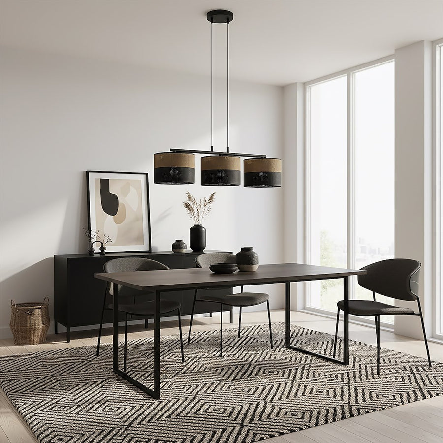 Salle à manger contemporaine, suspension noire et marron au-dessus d'une table en bois foncé