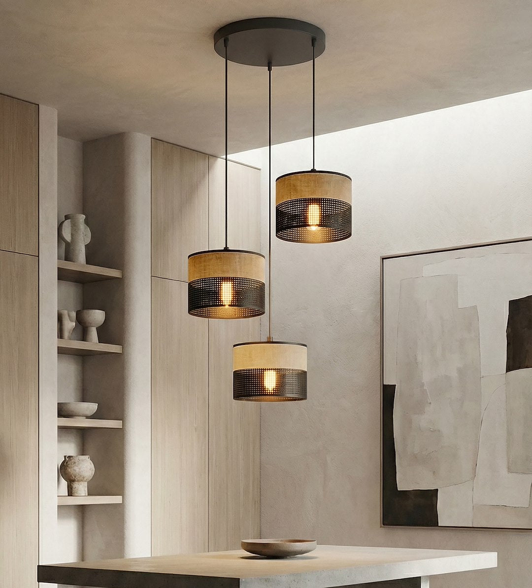 Mise en ambiance au-dessus d'une table, suspension allumée près d'étagères et d'un tableau