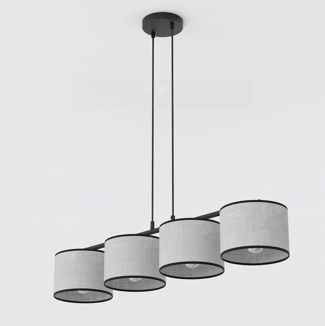 Suspension vue de trois quarts sur fond blanc, quatre abat-jours cylindriques alignés gris clair