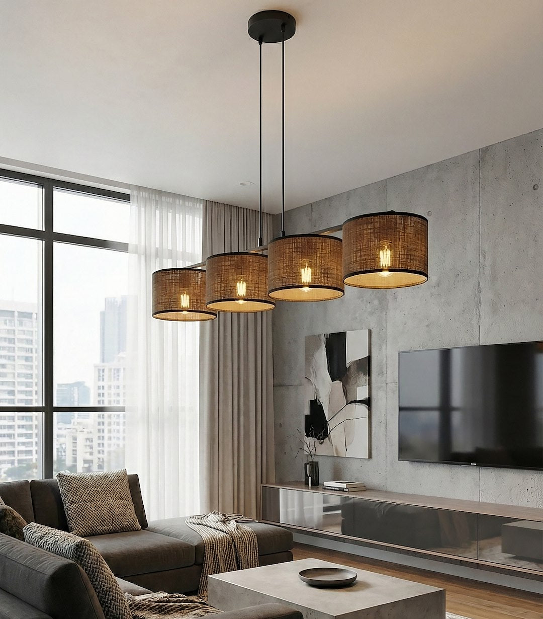 Suspension éclairée dans un salon béton, canapé et baies vitrées en arrière-plan