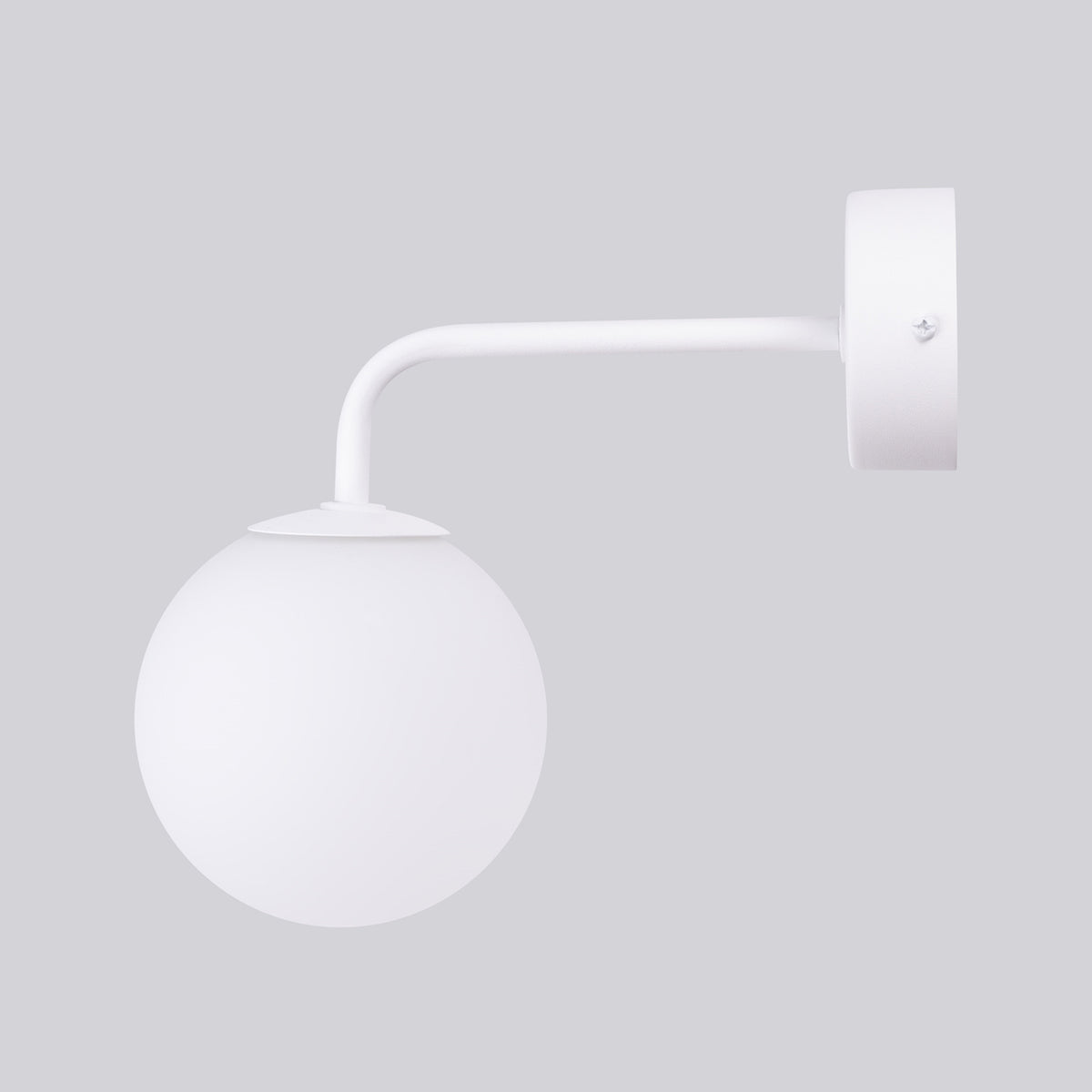Vue de profil de l'applique blanche, bras horizontal et globe suspendu, sur fond gris.
