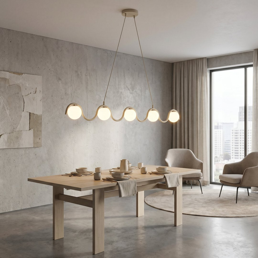 Vue de face dans une pièce grise, table dressée et fauteuils clairs