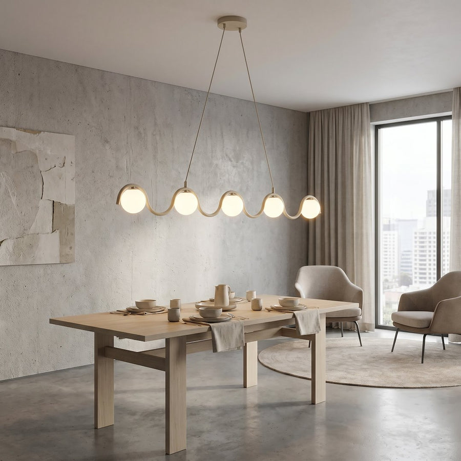Vue de face dans une pièce grise, table dressée et fauteuils clairs