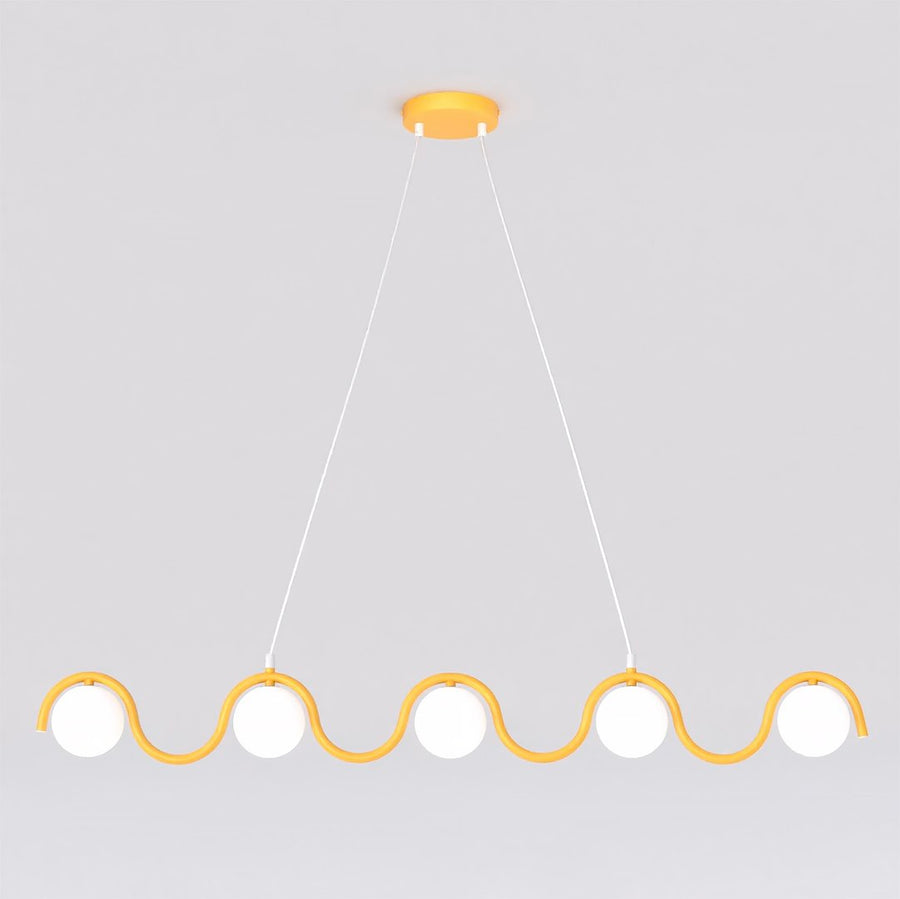 Vue de face, cinq globes blancs alignés sur une armature orange ondulée suspendue.