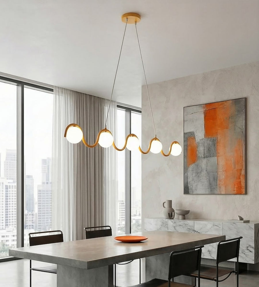 Suspension au-dessus d'une table de salle à manger, grand tableau orange et vue urbaine.