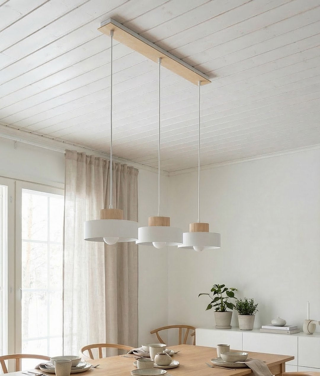 Luminaire suspendu au plafond blanc d'une pièce à manger lumineuse
