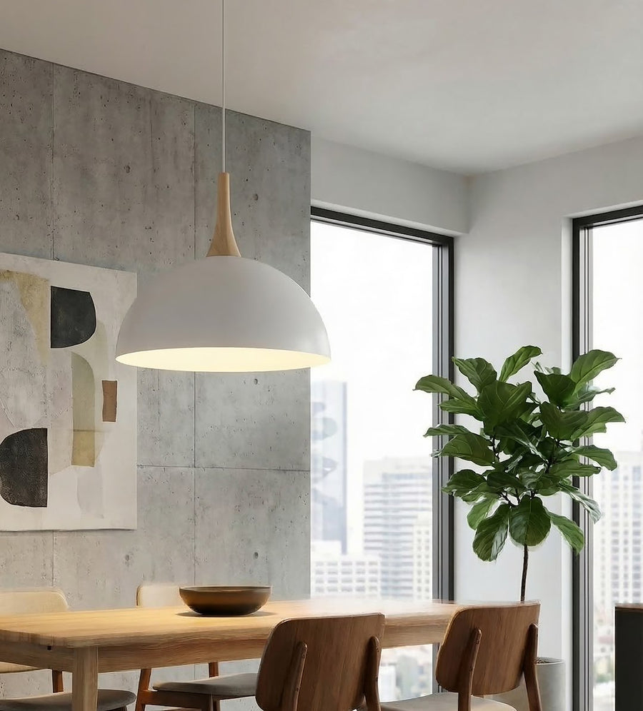 Suspension au-dessus d'une table en bois, mur béton et grande fenêtre