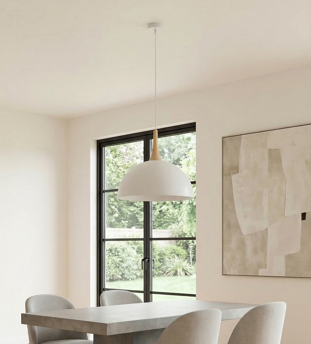 Suspension blanche devant une fenêtre avec vue sur jardin, table et chaises