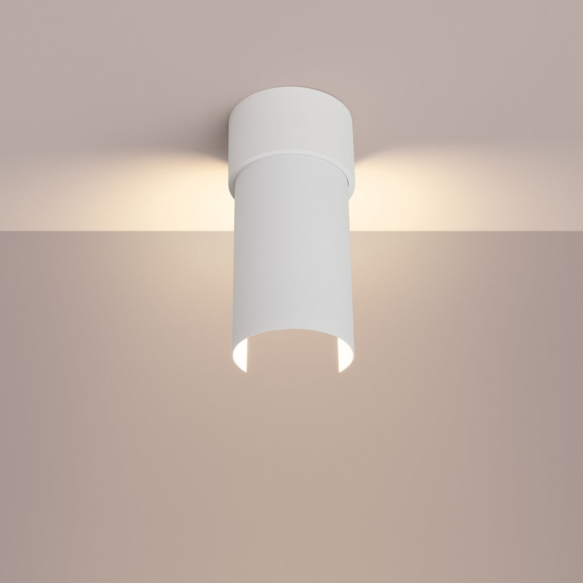 Plafonnier cylindrique blanc allumé au plafond, halo lumineux doux