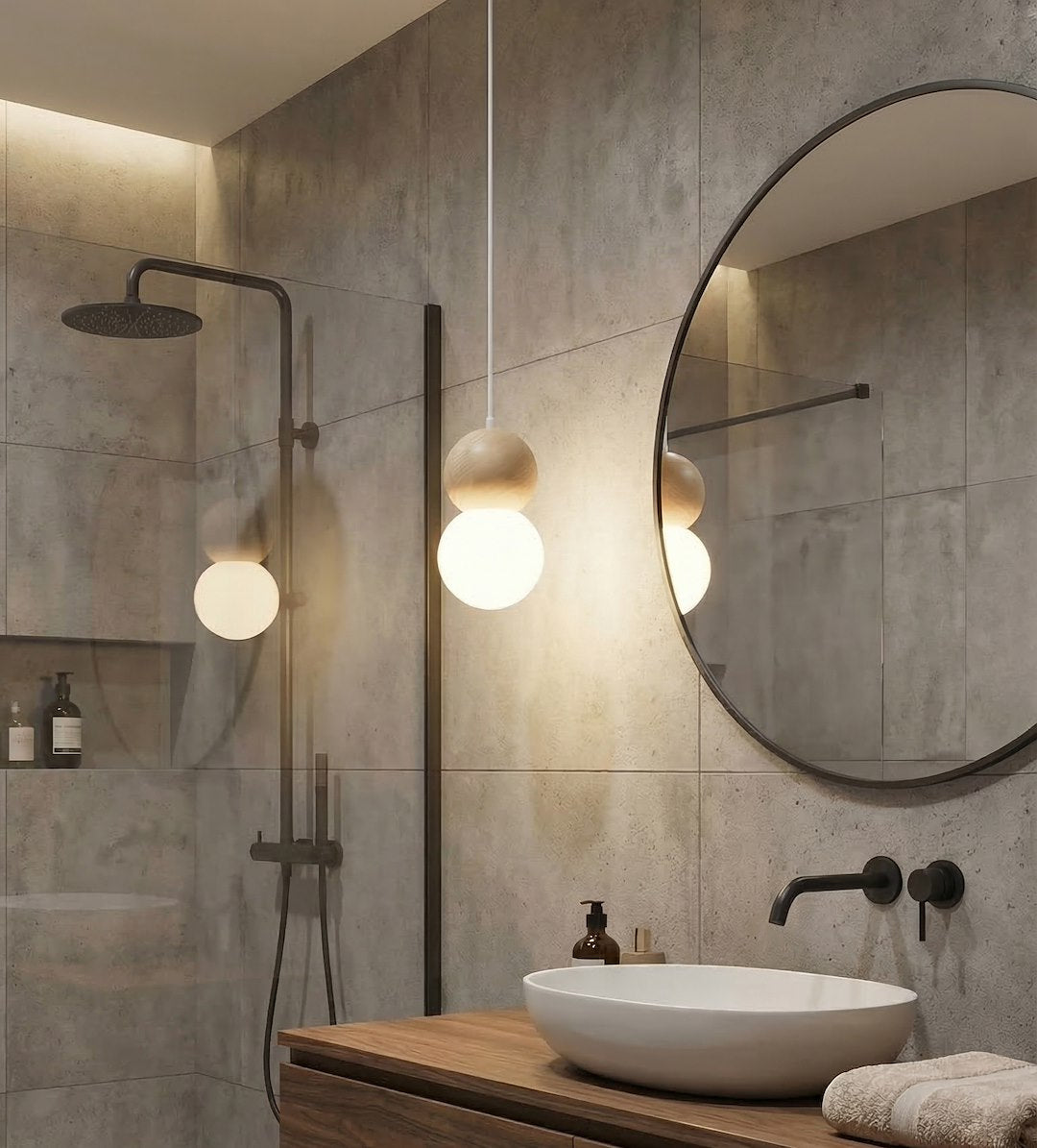 Mise en ambiance salle de bain, luminaire allumé près d'un miroir rond