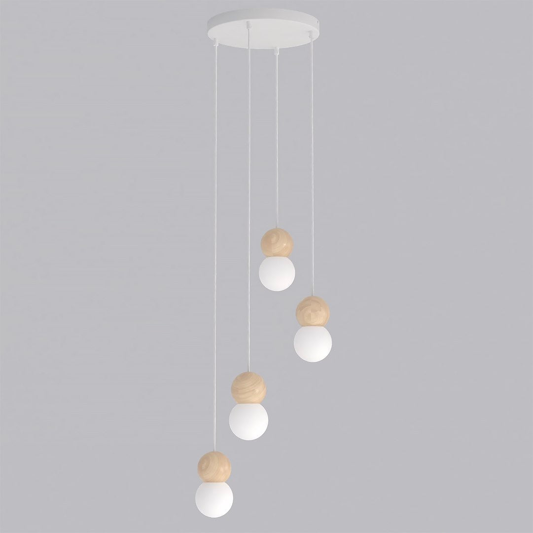 Suspension blanche à quatre globes de verre opale surmontés de sphères en bois clair