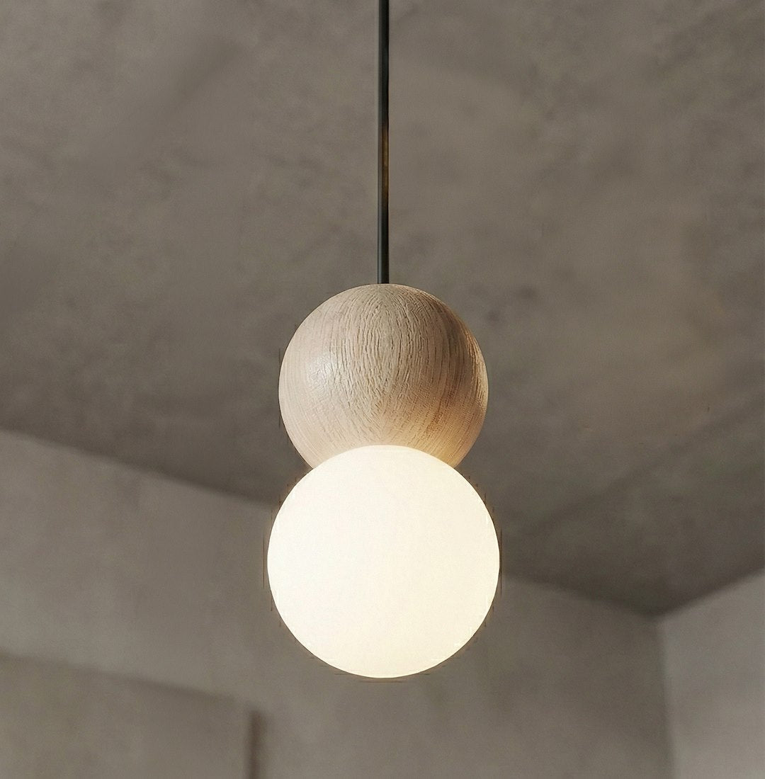 Détail rapproché de la sphère en bois blanc et du globe lumineux