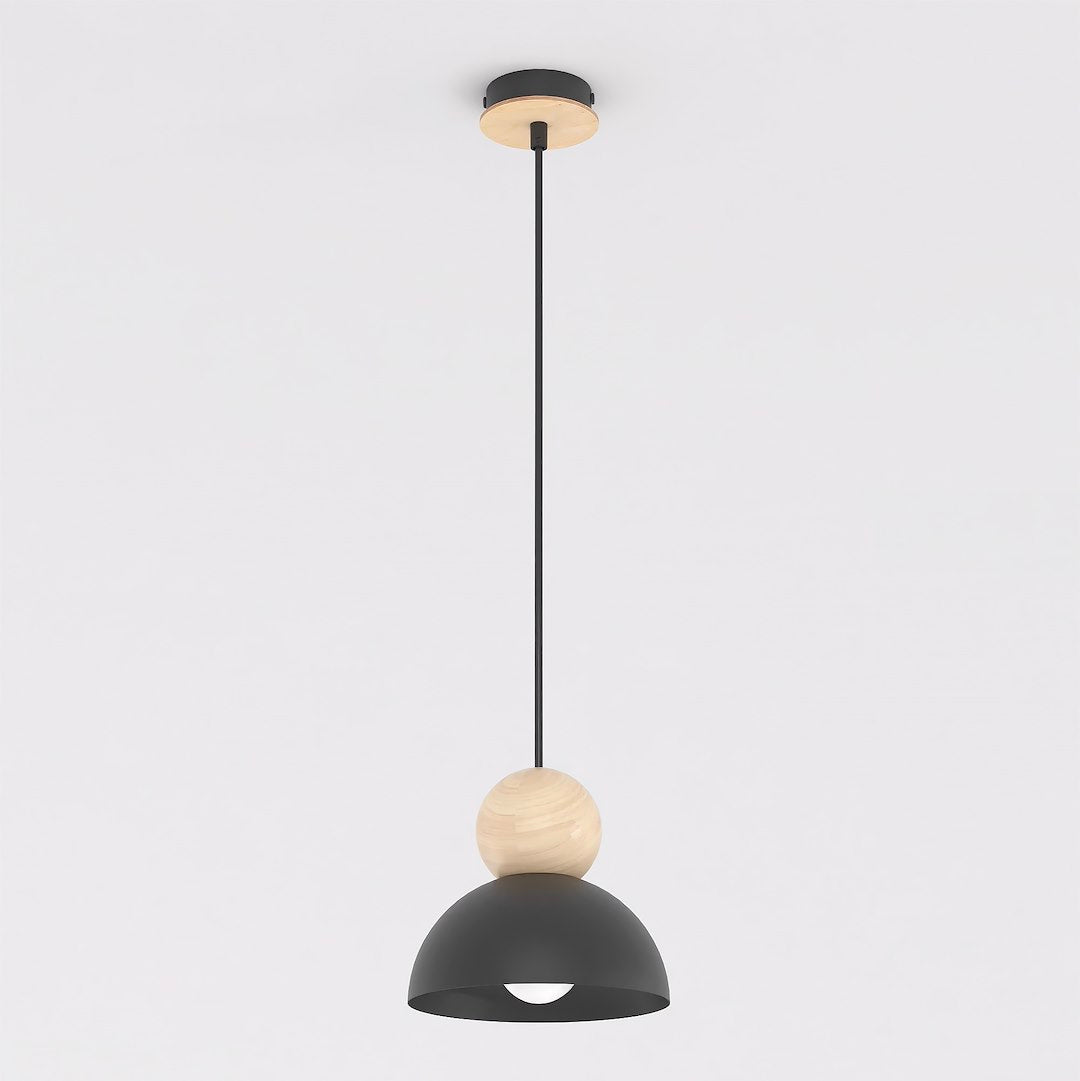 Suspension noire et bois présentée de face sur fond gris clair
