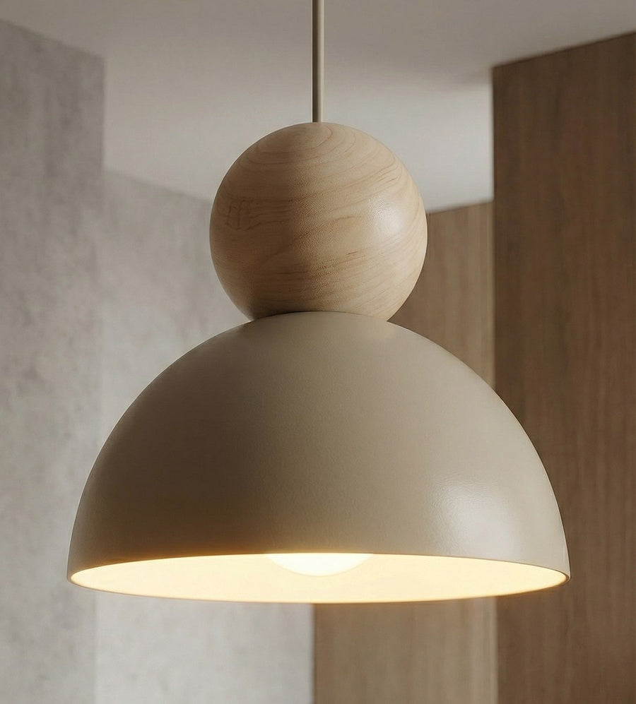 Détail rapproché de la boule en bois et du dôme éclairé.