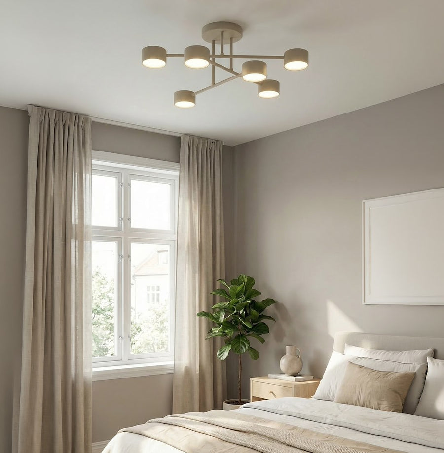 Scène de chambre avec le plafonnier beige allumé près d'une fenêtre et d'un lit