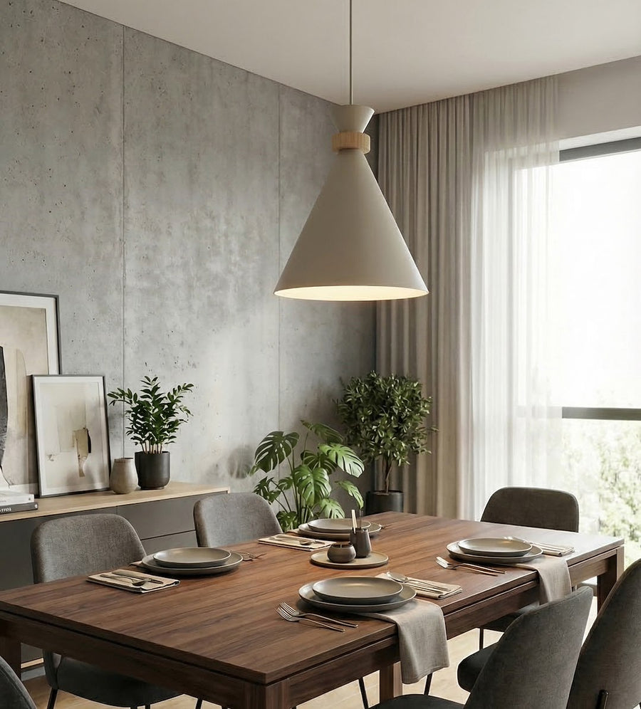 Suspension éclairée au-dessus d'une table en bois, intérieur contemporain avec plantes et rideaux