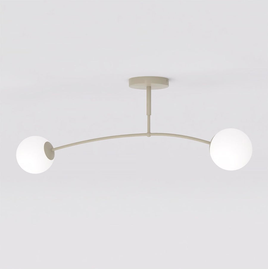 Vue de face du plafonnier beige à deux globes de verre blanc, sur fond neutre