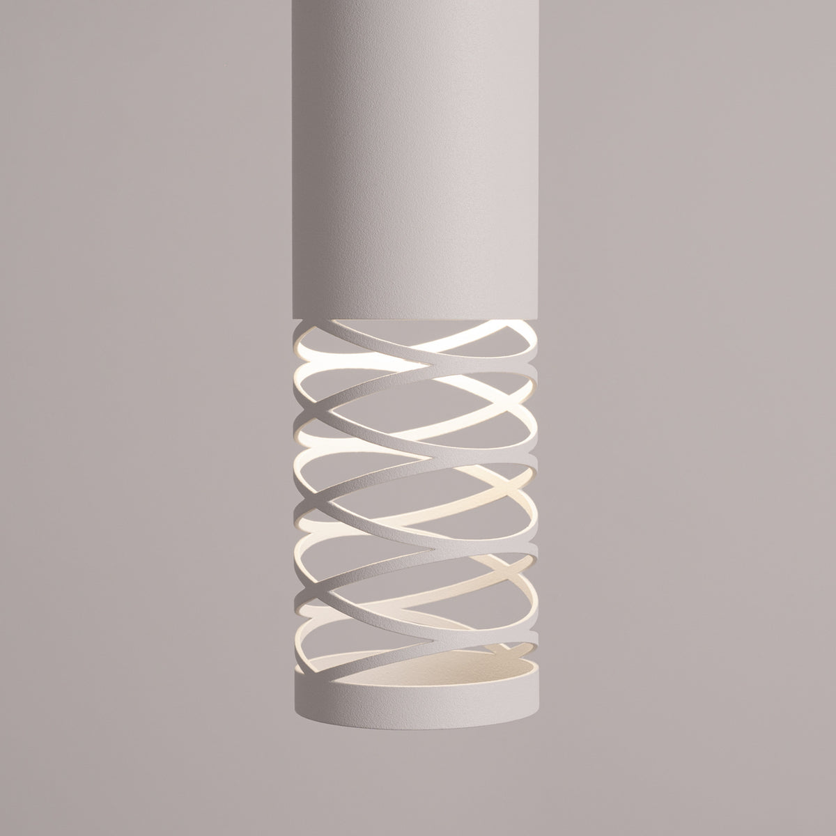 Gros plan du bas éclairé, spirale métallique blanche et diffuseur lumineux