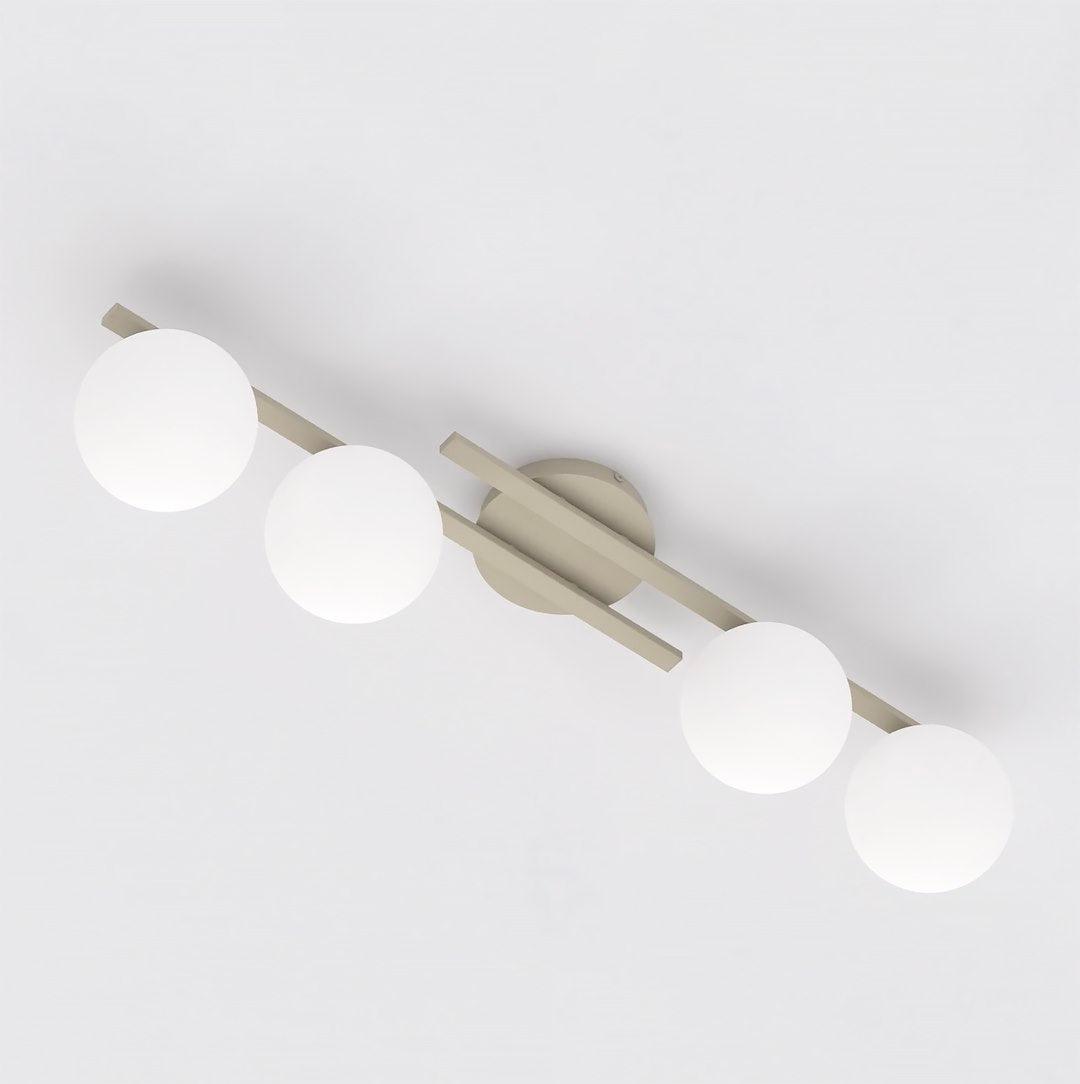 Vue rapprochée du plafonnier beige avec quatre globes en verre blanc opalin