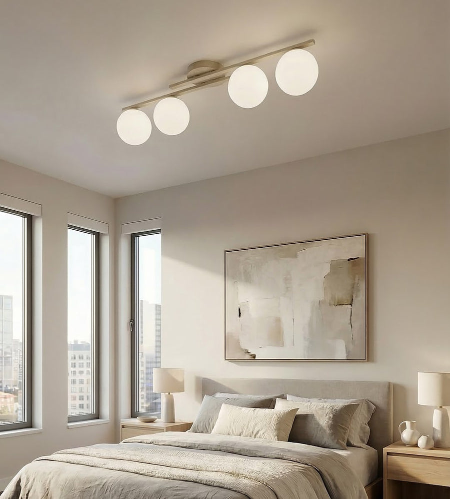 Plafonnier beige allumé dans une chambre lumineuse avec de grandes fenêtres