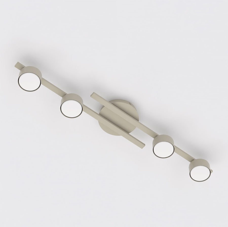 Vue de trois-quarts du plafonnier beige équipé de quatre projecteurs cylindriques orientables