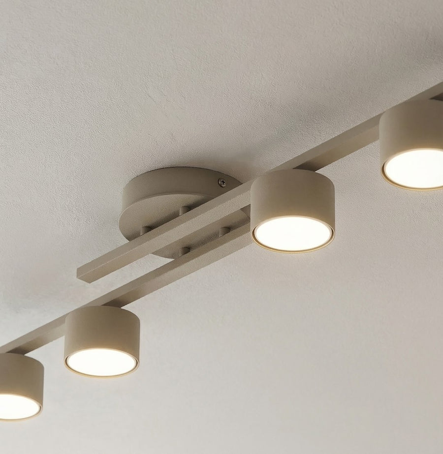 Détail rapproché de la finition beige et des diffuseurs blancs allumés