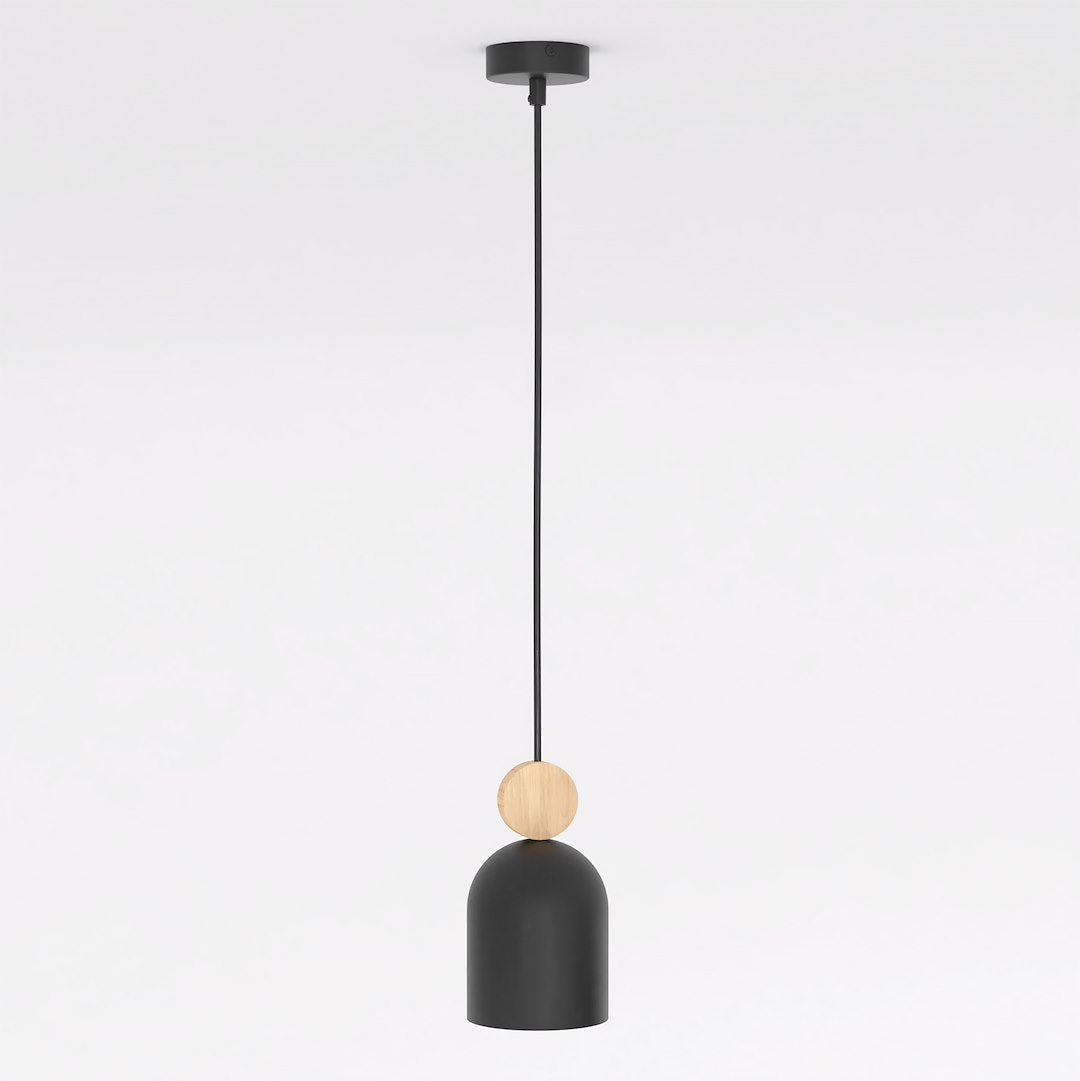 Suspension complète sur fond blanc, câble noir et sphère en bois clair.