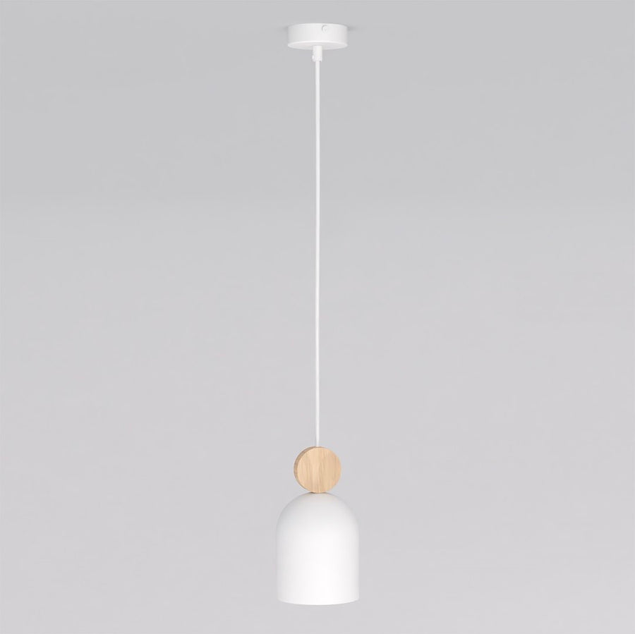 Suspension blanche vue de face, câble fin, pastille en bois et abat-jour arrondi.