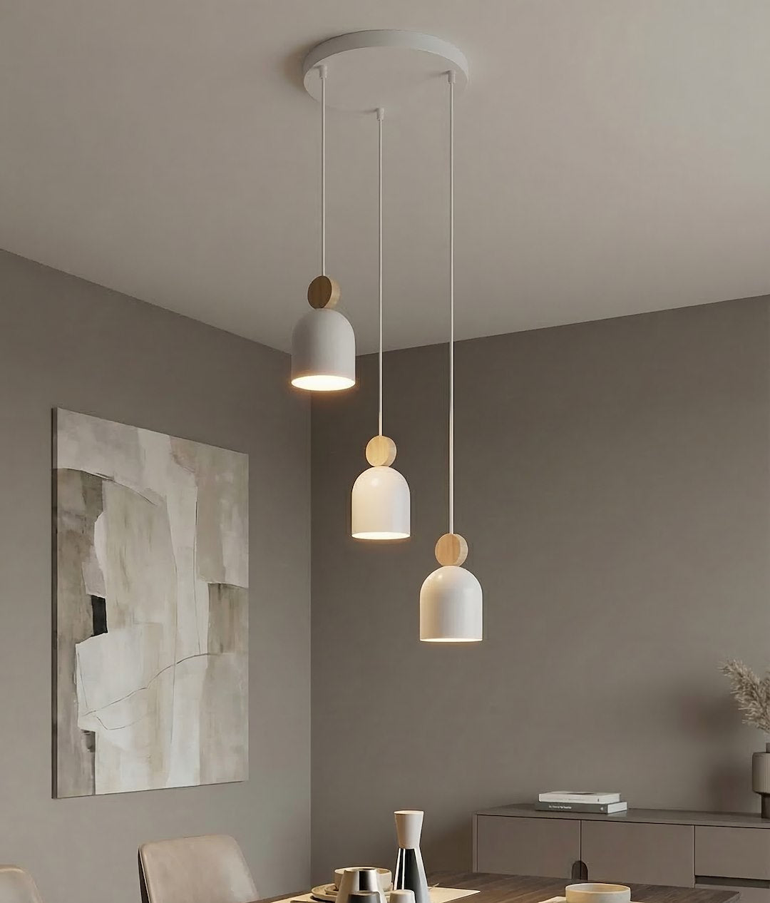 Mise en ambiance au-dessus d'une table à manger dans un salon gris