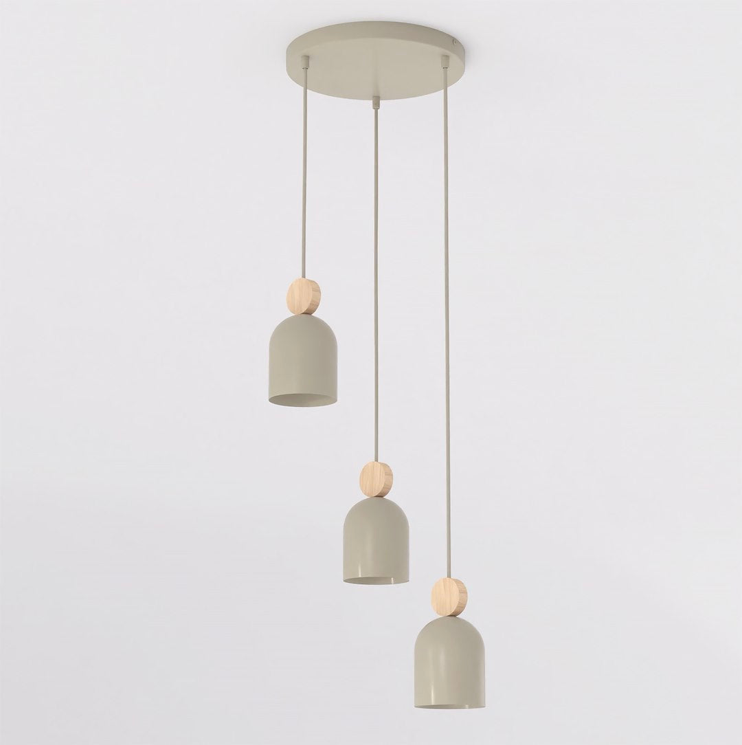 Suspension beige à trois lumières avec détails en bois sur fond blanc