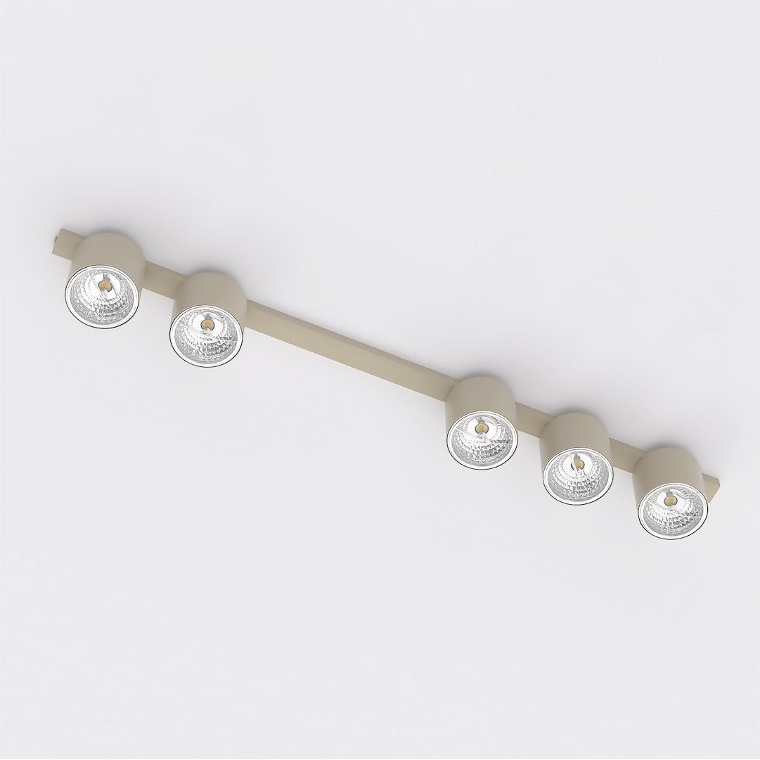 Détail des diffuseurs striés et des ampoules allumées sous chaque spot beige