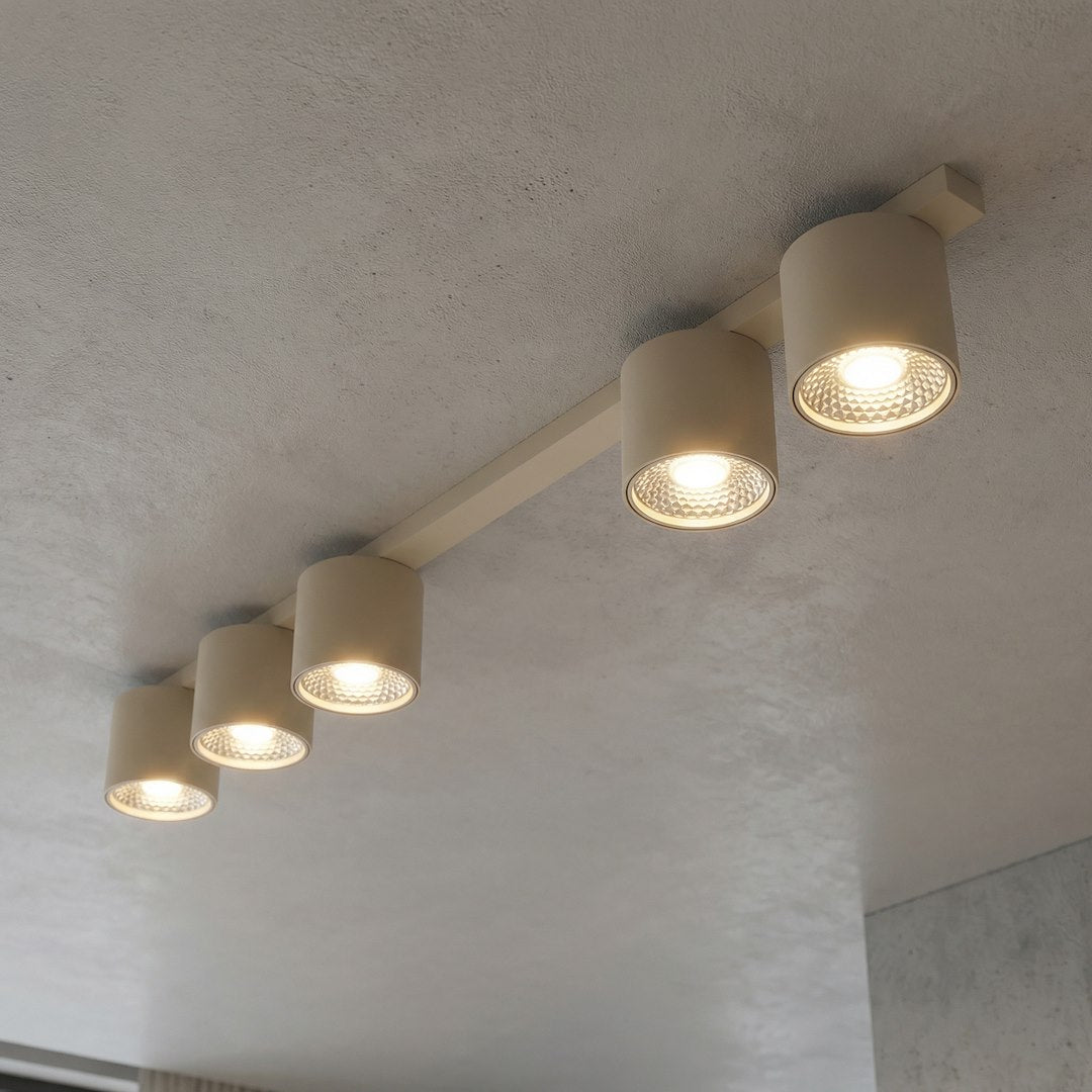 Rendu allumé sous plafond texturé, montrant la lumière chaude diffusée