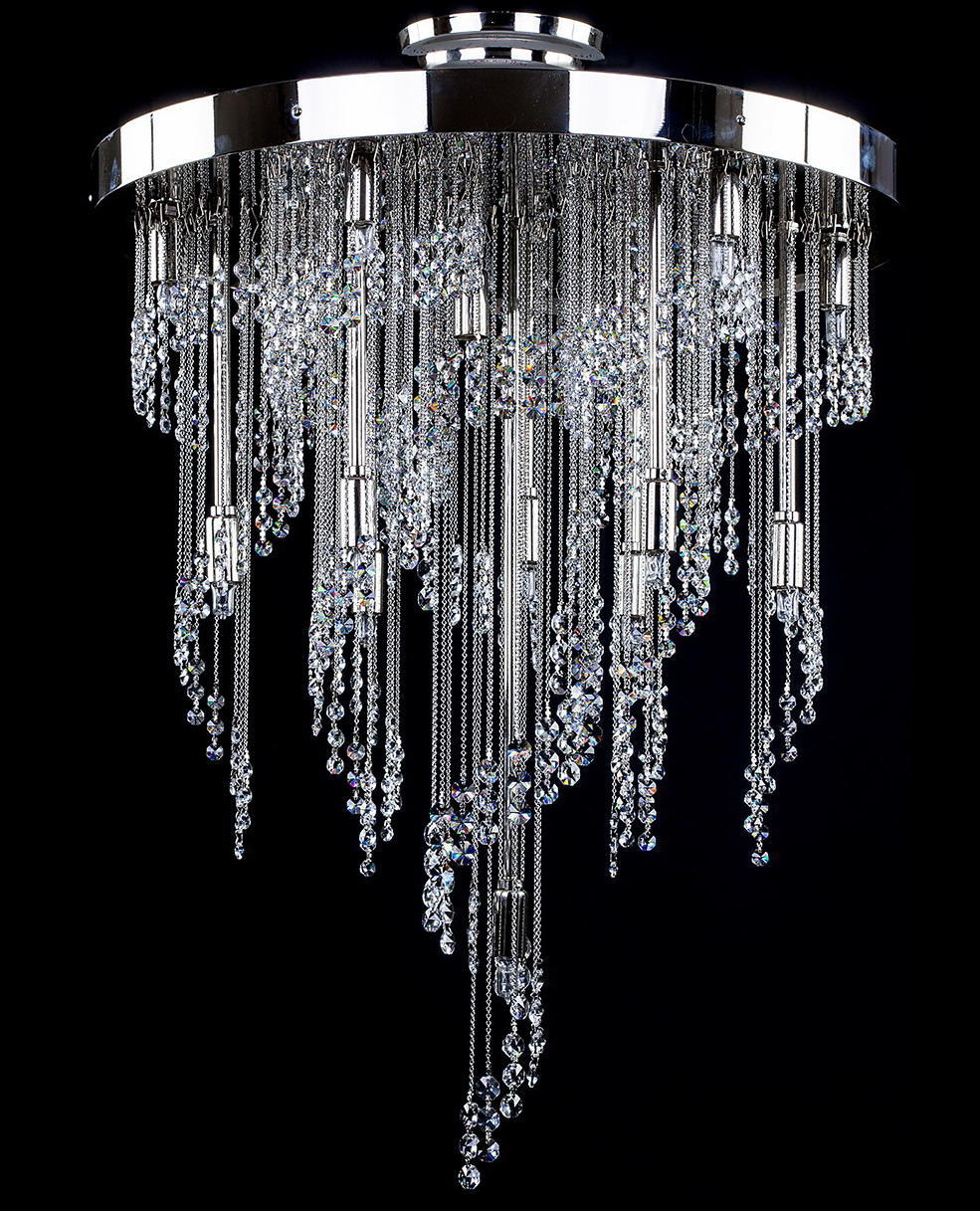 Vue de face sur fond noir de la suspension cristal et son cercle chromé