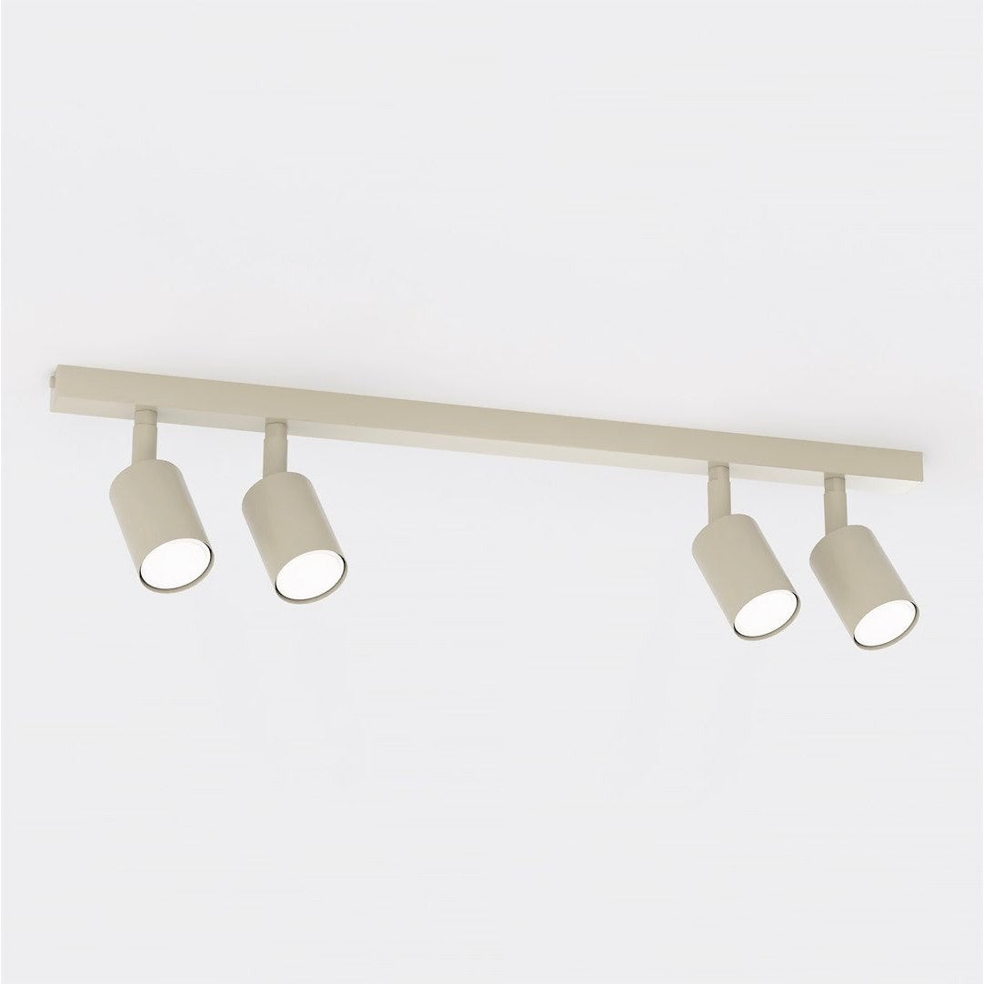 Plafonnier beige à quatre projecteurs cylindriques orientables sur barre rectangulaire, présenté seul.