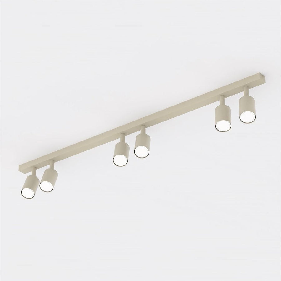 Second angle du luminaire fixé au plafond, montrant les six spots orientables
